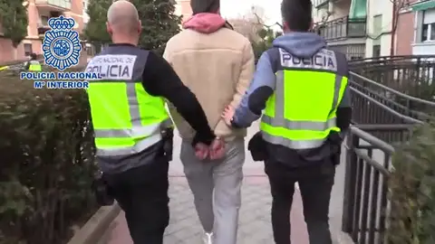 La Policía detiene al presunto estafador y registra su vivienda en Madrid La Policía detiene al presunto estafador y registra su vivienda en Madrid
