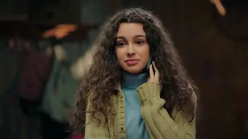 Asiye agradece a Doruk que le haya comprado la falda del colegio… ¡Sin saber que ha sido Kaan! Asiye agradece a Doruk que le haya comprado la falda del colegio… ¡Sin saber que ha sido Kaan!