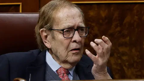 Ramón Tamames durante el debate de la moción de censura Ramón Tamames durante el debate de la moción de censura