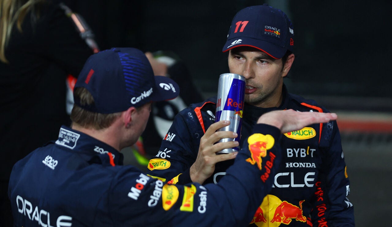 Max Verstappen conversa con Checo Pérez en Jeddah