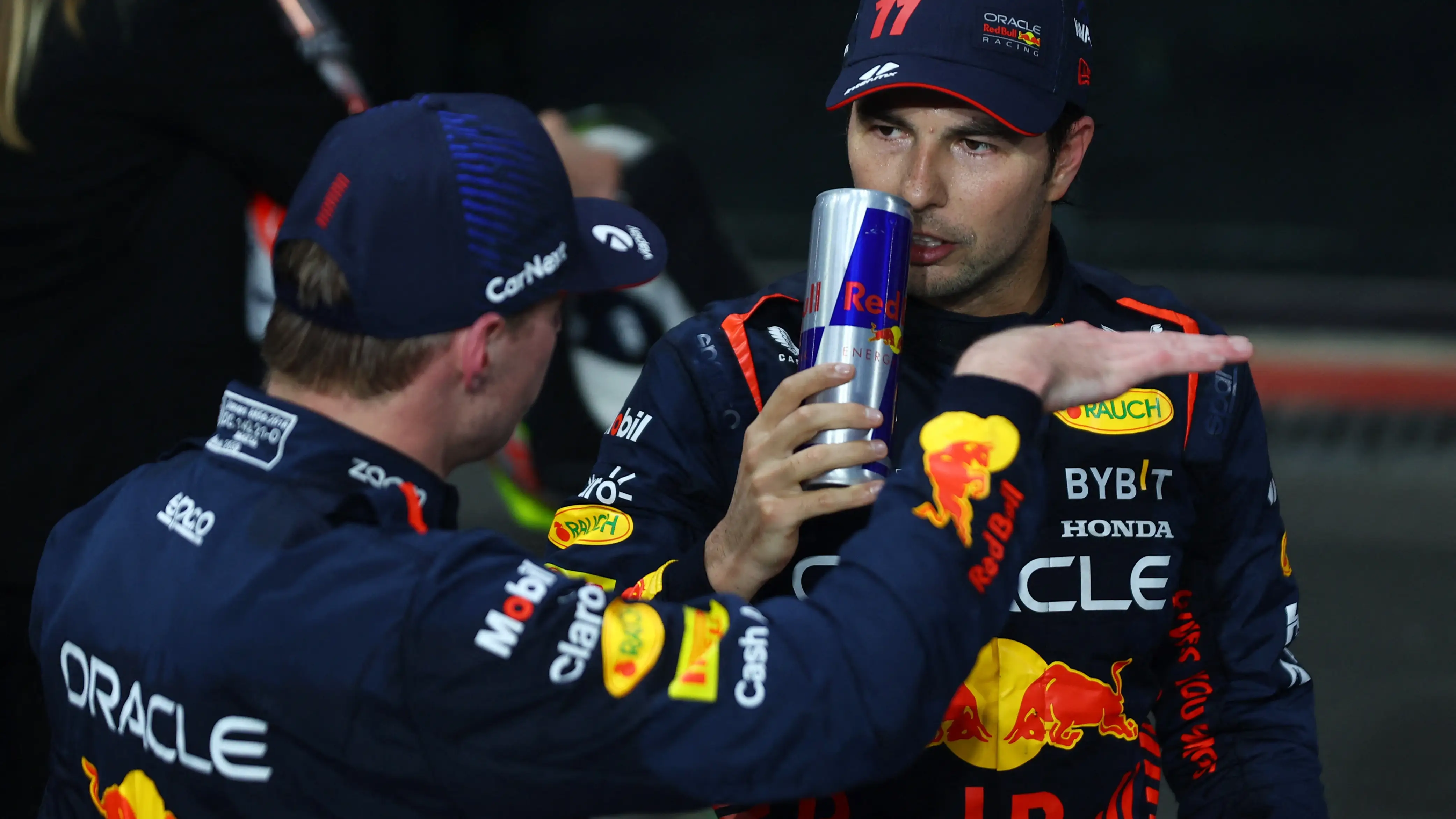 Max Verstappen conversa con Checo Pérez en Jeddah Max Verstappen conversa con Checo Pérez en Jeddah