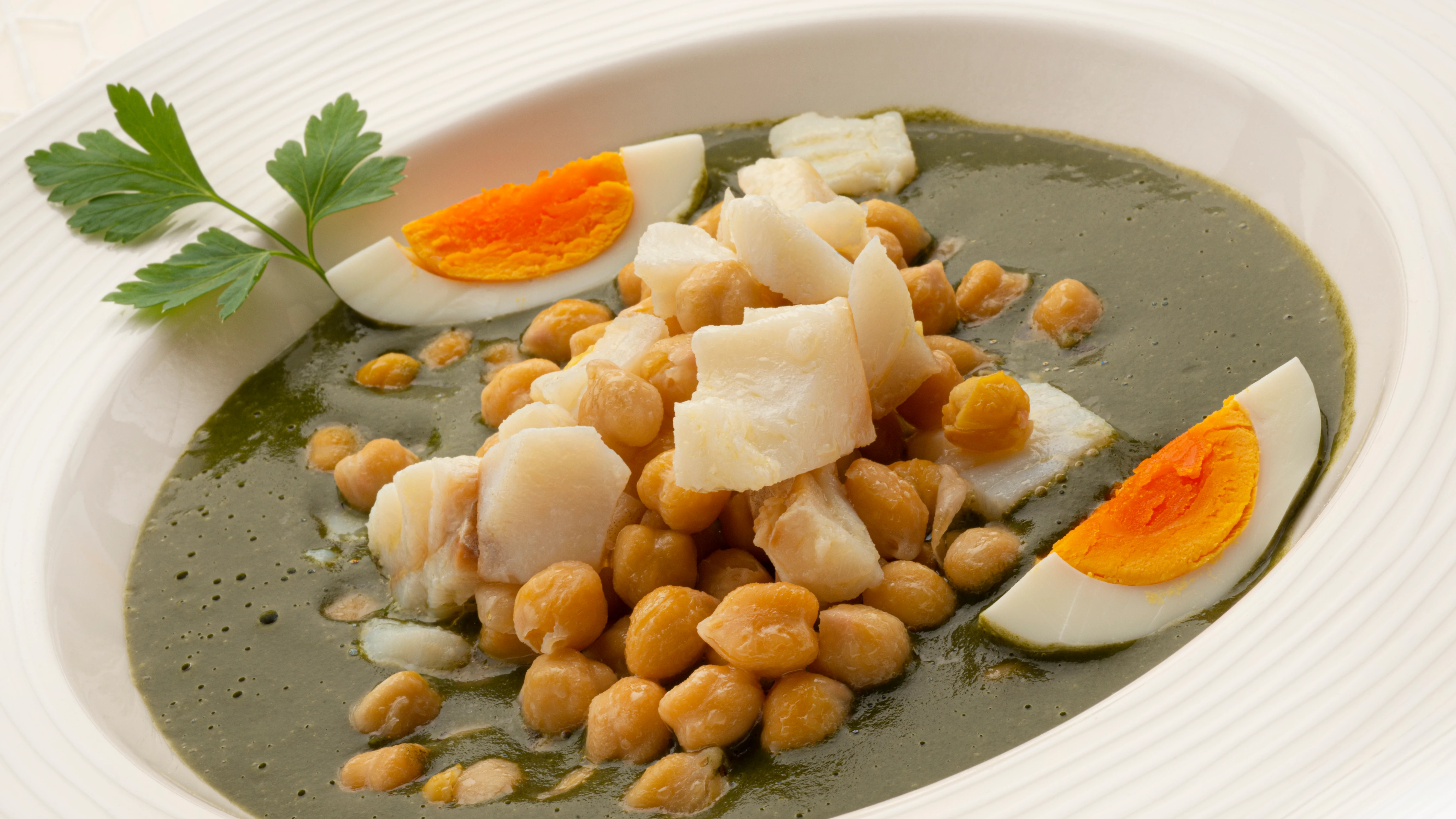 Receta de Semana Santa: Crema de espinacas con garbanzos y bacalo