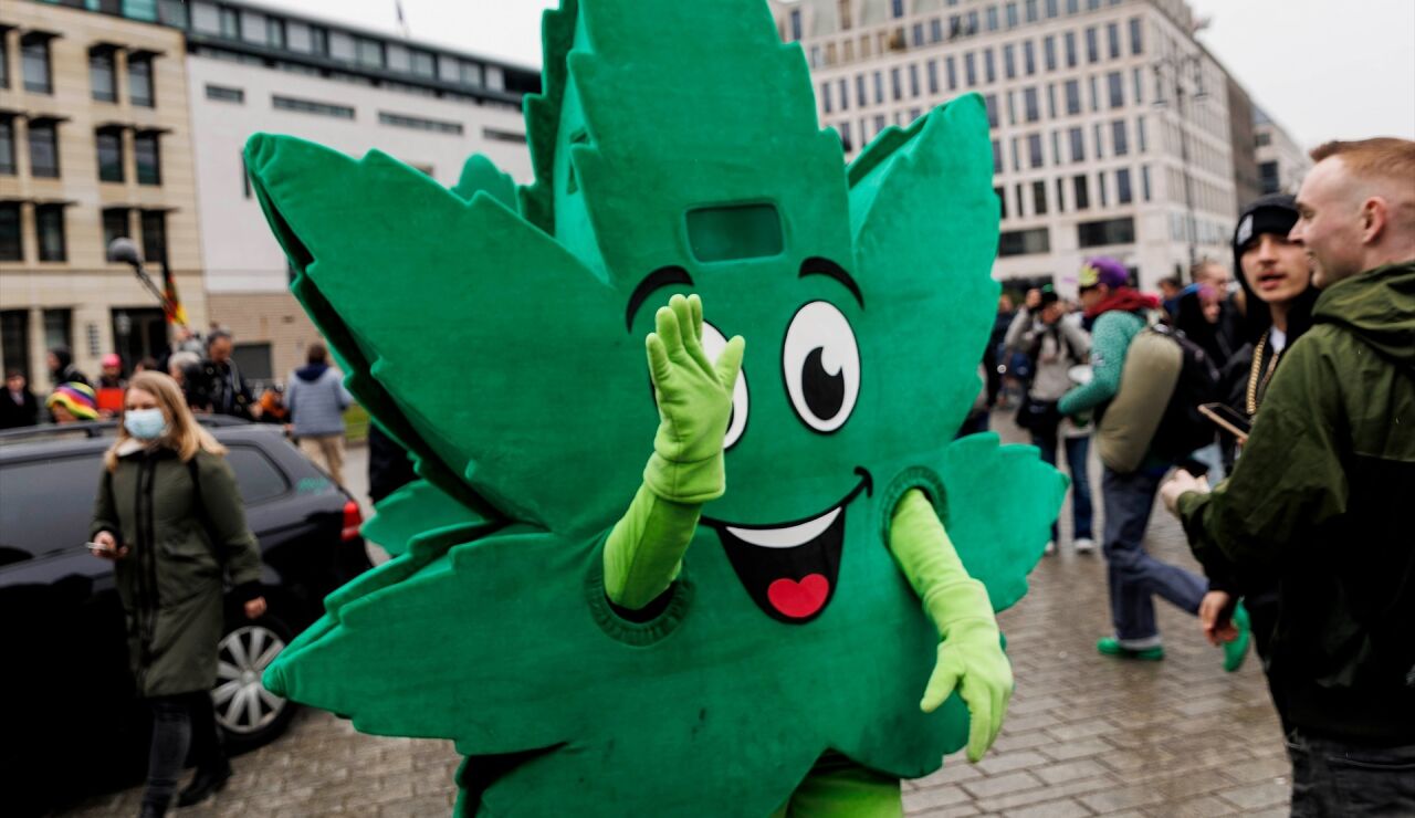 Participante en una manifestación por el cannabis en Berlín