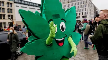 Participante en una manifestación por el cannabis en Berlín