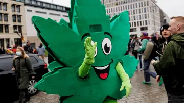 Participante en una manifestación por el cannabis en Berlín Participante en una manifestación por el cannabis en Berlín