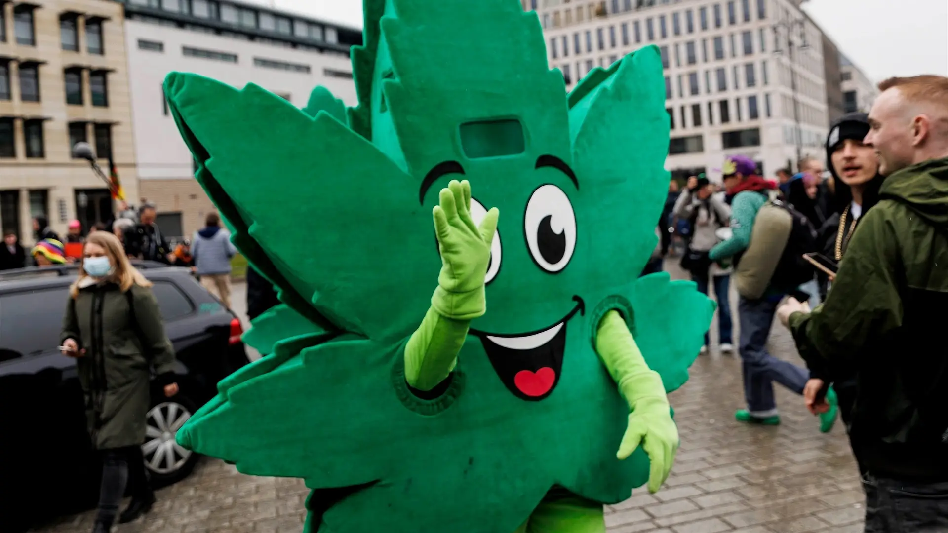 Participante en una manifestación por el cannabis en Berlín Participante en una manifestación por el cannabis en Berlín