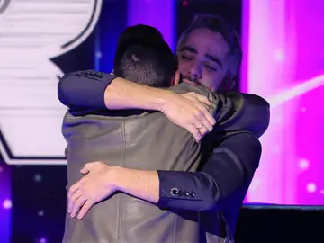 Javier explota de emoción al ver a Roberto Leal Javier explota de emoción al ver a Roberto Leal