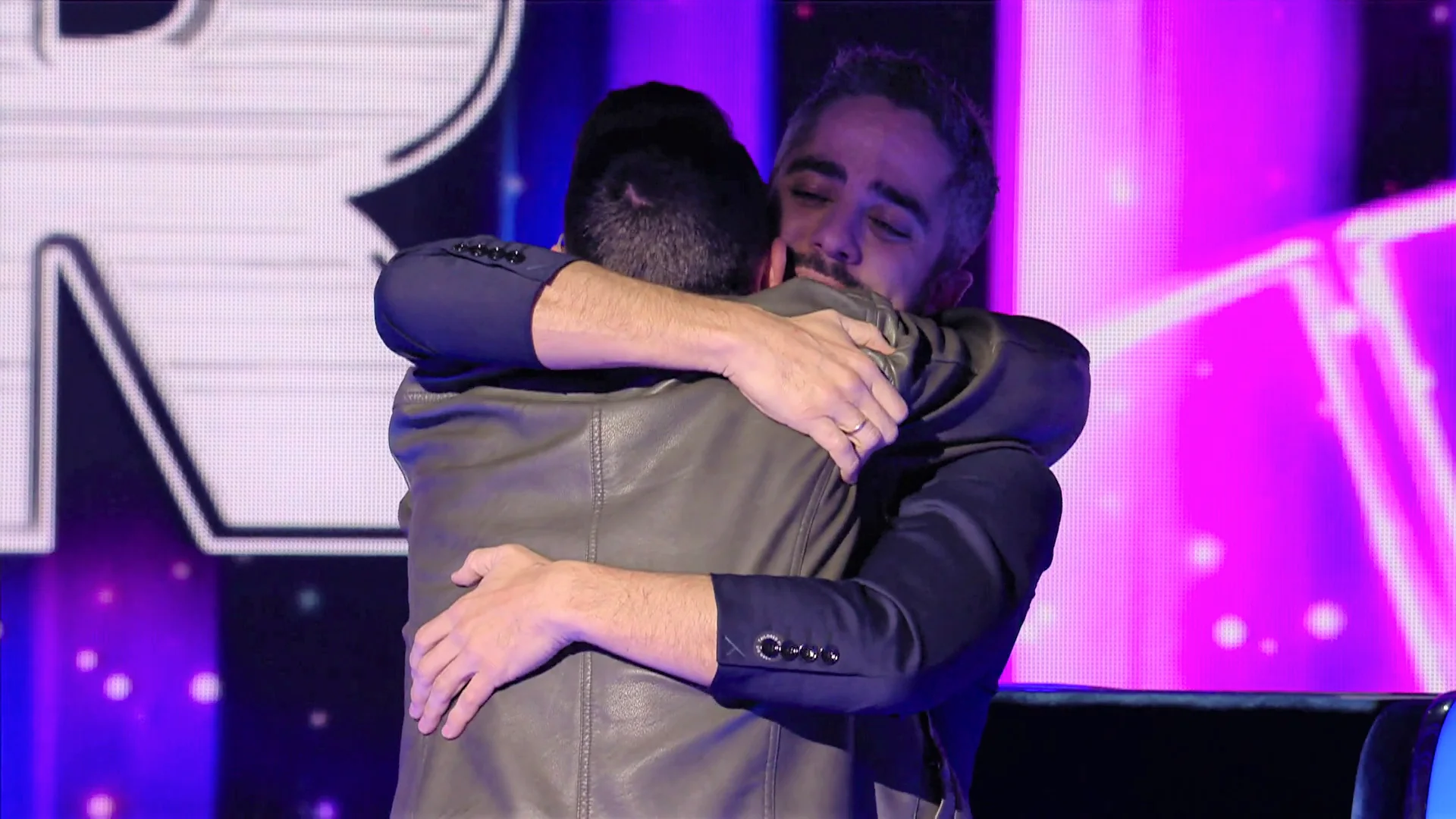 Javier explota de emoción al ver a Roberto Leal Javier explota de emoción al ver a Roberto Leal
