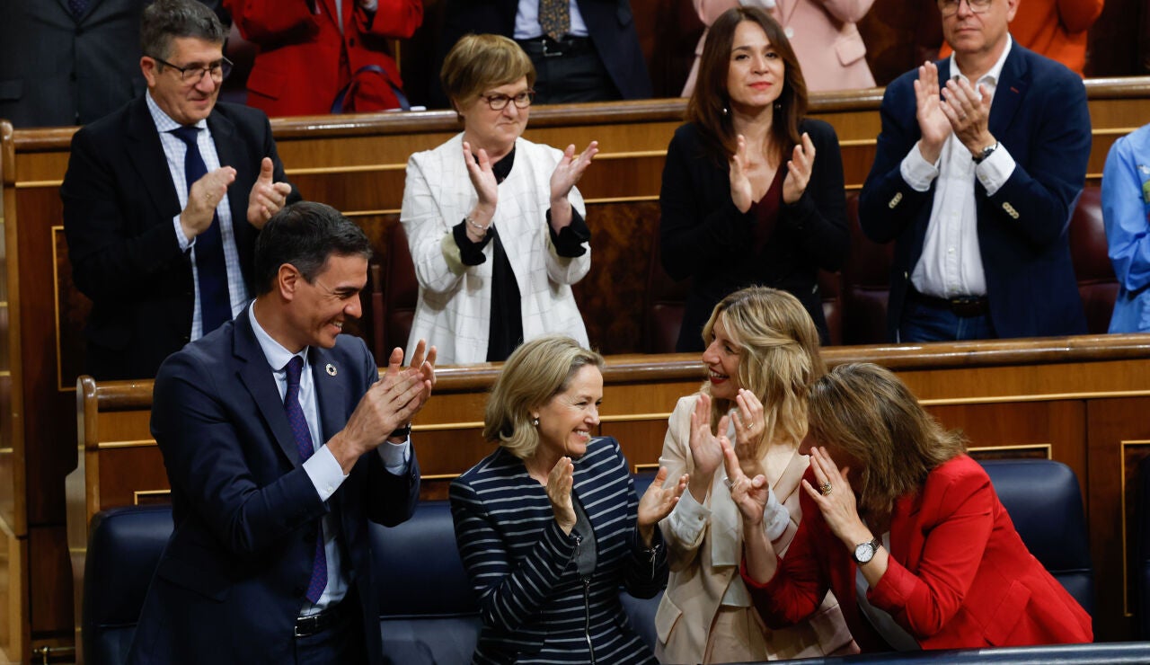 Los miembros del Gobierno aplauden tras el fracaso de la moción de censura