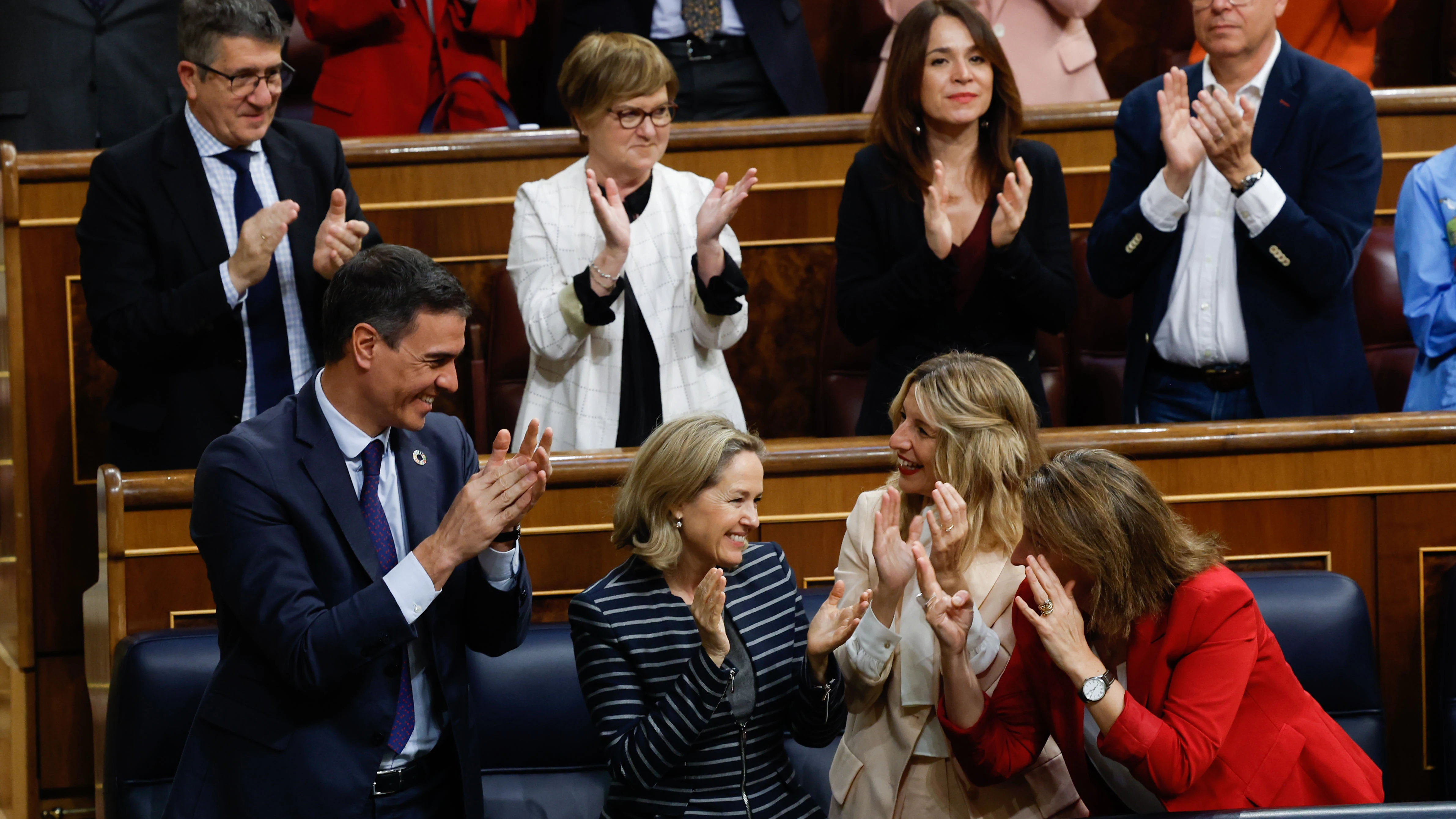 Los miembros del Gobierno aplauden tras el fracaso de la moci&oacute;n de censura