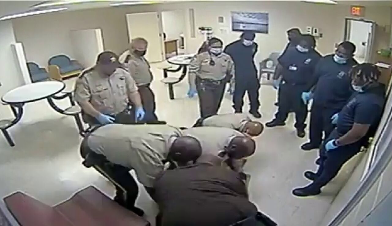 Siete agentes de Policía de EEUU, acusados de la muerte de un joven negro con problemas mentales