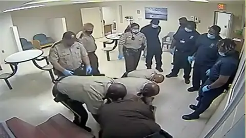 Siete agentes de Policía de EEUU, acusados de la muerte de un joven negro con problemas mentales Siete agentes de Policía de EEUU, acusados de la muerte de un joven negro con problemas mentales