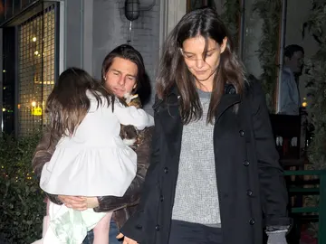Katie Holmes con Tom Cruise y su hija Suri Katie Holmes con Tom Cruise y su hija Suri