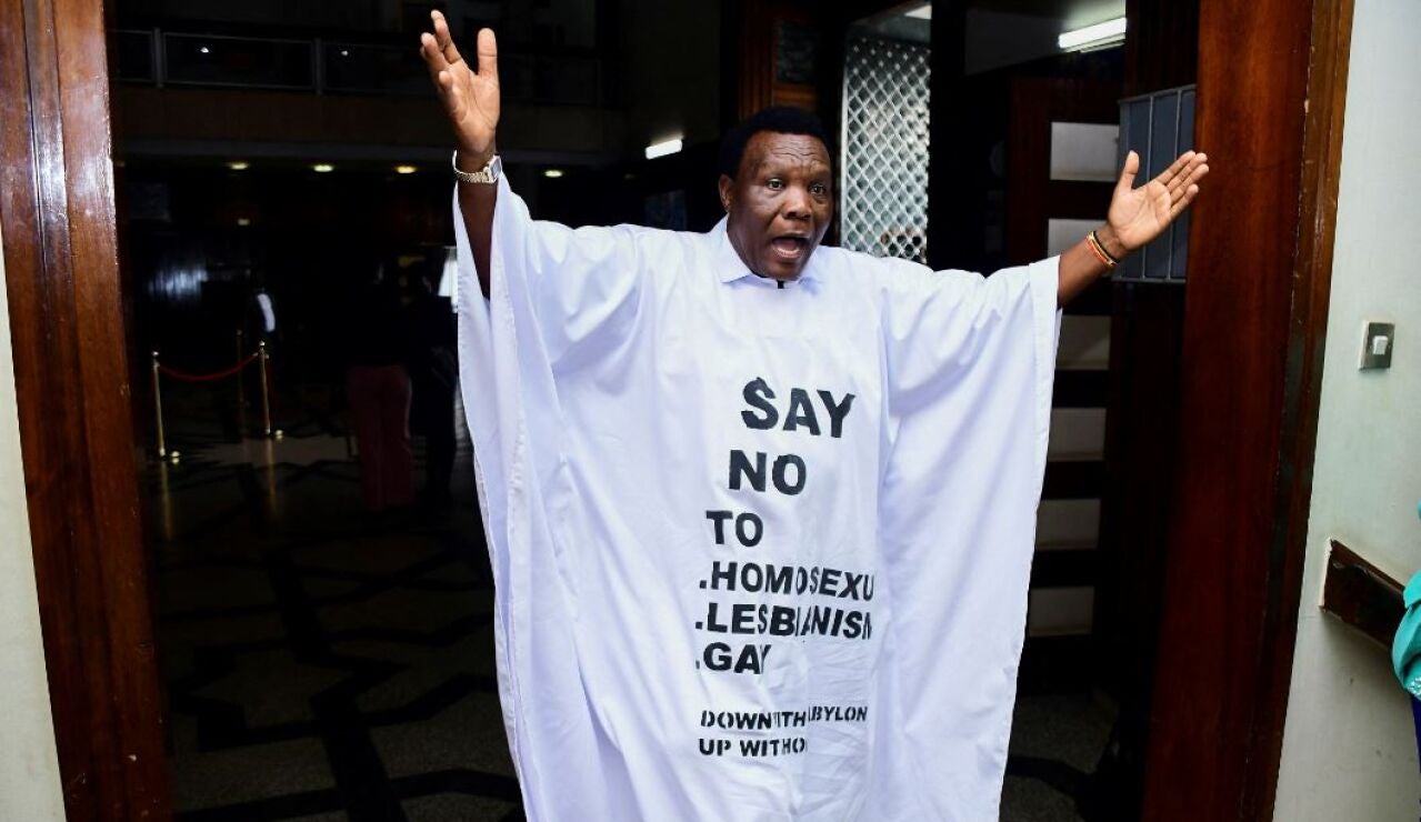 Persona de Uganda protestando en contra de los matrimonios homosexuales