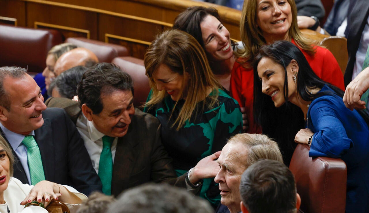 Varios diputados de Vox rodean a Tamames