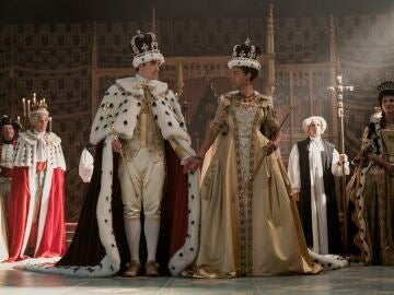 India Amarteifio y Corey Mylchreest en 'La reina Carlota: Una historia de Bridgerton'