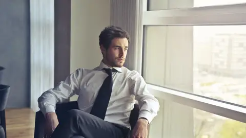 Un hombre mira por la ventana Un hombre mira por la ventana