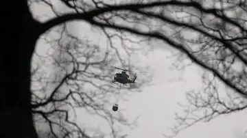 Un helicóptero en el incendio de Los Corrales de Buelna