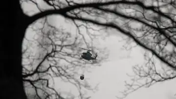 Un helicóptero en el incendio de Los Corrales de Buelna Un helicóptero en el incendio de Los Corrales de Buelna