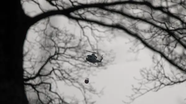 Un helic&oacute;ptero en el incendio de Los Corrales de Buelna