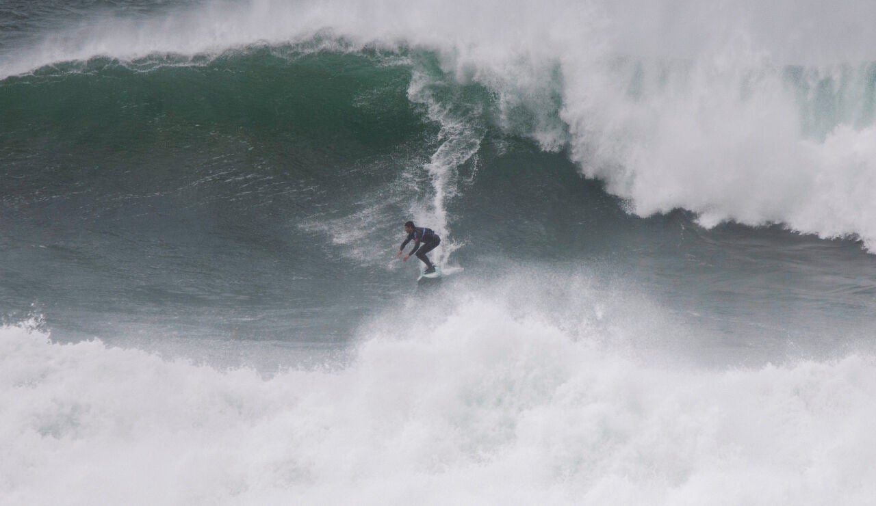 Un surfista pilla una ola durante la Vaca Gigante 2023