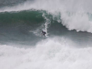 Un surfista pilla una ola durante la Vaca Gigante 2023