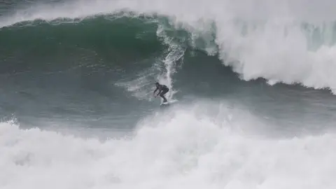 Un surfista pilla una ola durante la Vaca Gigante 2023