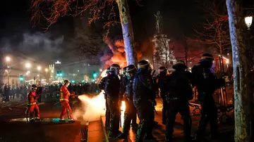 Bomberos apagan un fuego durante las protestas en París Bomberos apagan un fuego durante las protestas en París