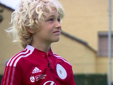Lucas, el niño que regaló su medalla al futbolista Kennedy Musonda