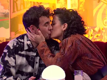 Úrsula se deja llevar por un impulso y besa a Hugo en el King’s Úrsula se deja llevar por un impulso y besa a Hugo en el King’s