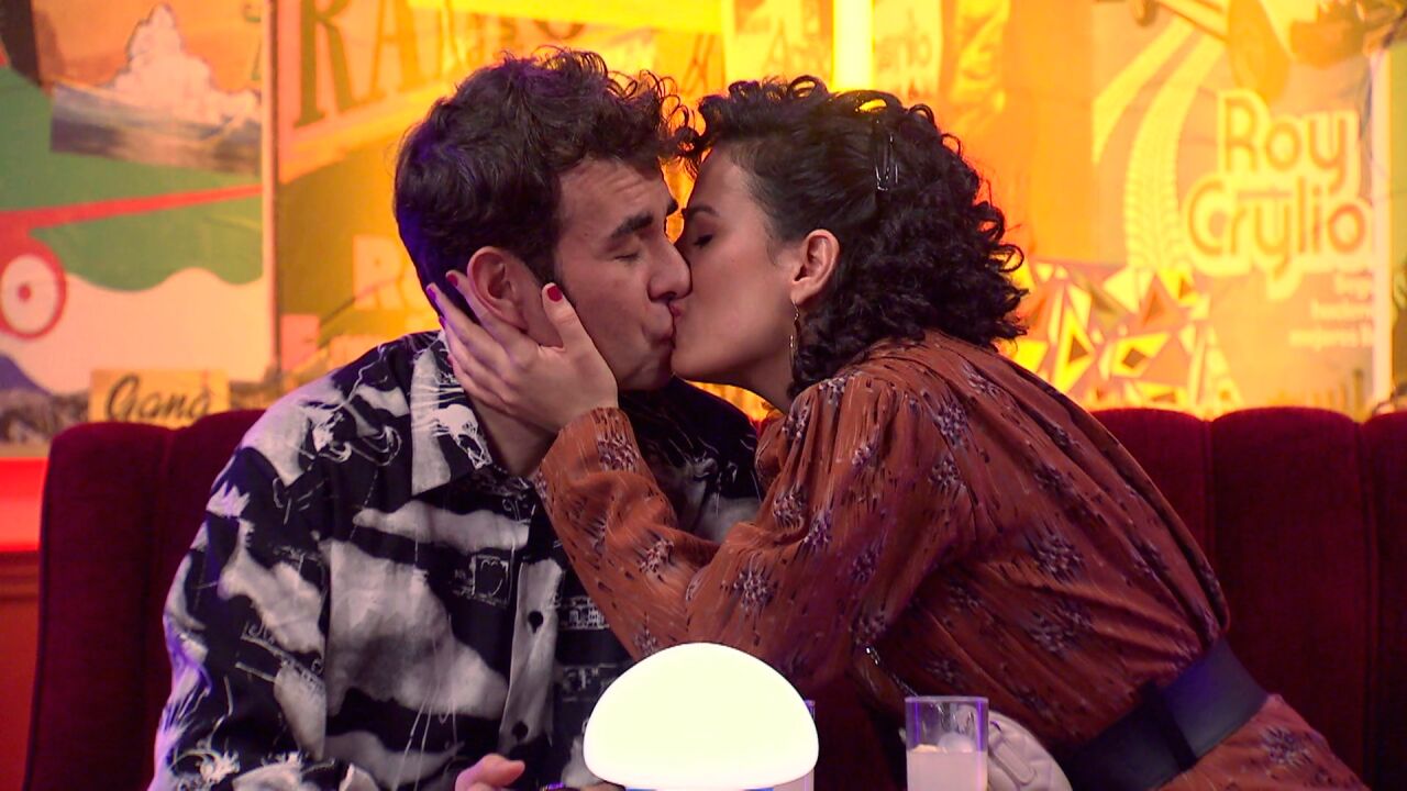 Úrsula se deja llevar por un impulso y besa a Hugo en el King’s