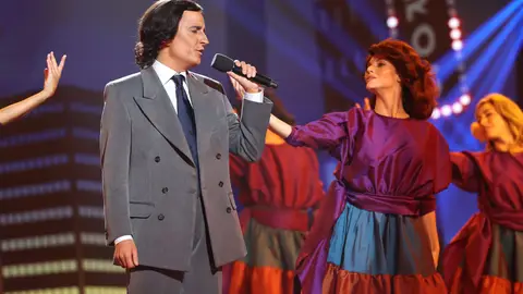 El espíritu de Julio Iglesias posee a Josie El espíritu de Julio Iglesias posee a Josie
