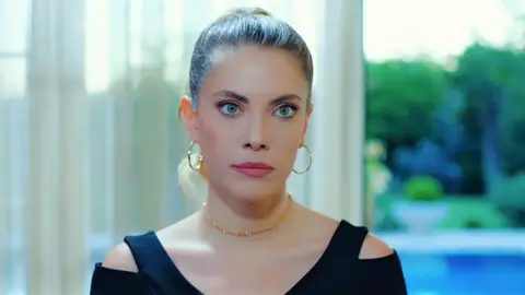 Sengül traiciona a Yildiz y se presenta en la mansión Angun Sengül traiciona a Yildiz y se presenta en la mansión Angun