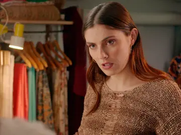 Aurora llena de dudas a Andrea al hablarle sobre el pasado de Alberto: “Le gustaban mucho las mujeres” Aurora llena de dudas a Andrea al hablarle sobre el pasado de Alberto: “Le gustaban mucho las mujeres”