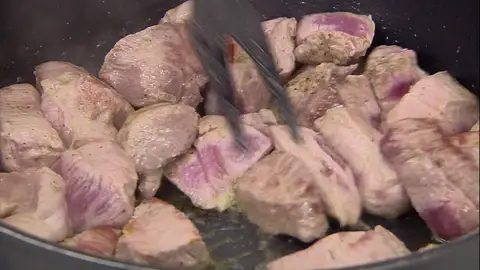 Introdúcela en la cazuela y dórala bien Introdúcela en la cazuela y dórala bien