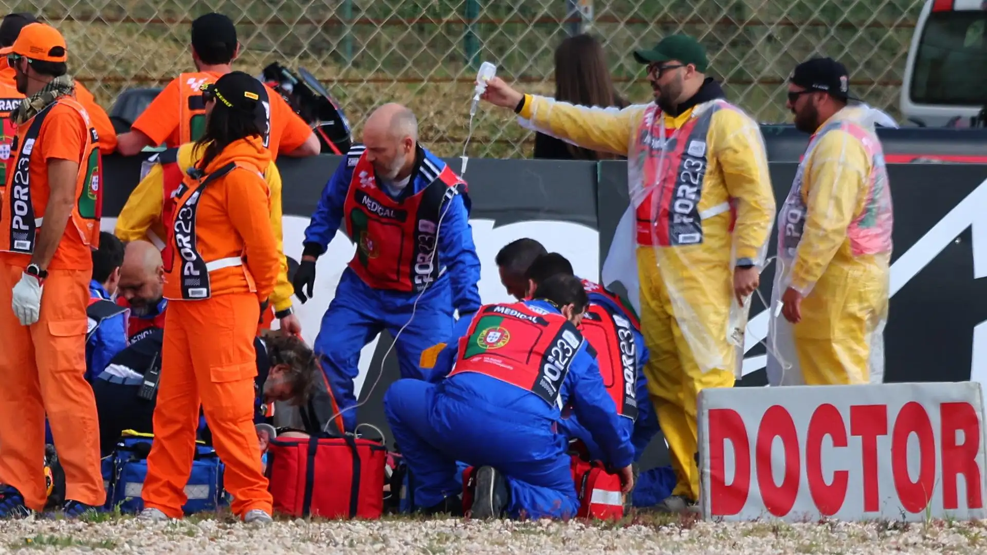 Pol Espargar&oacute; siendo atendido en Portimao