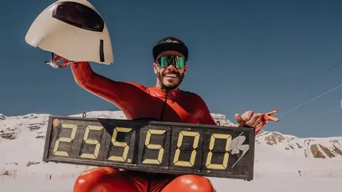 Simon Billy, tras batir el récord mundial de esquí de velocidad Simon Billy, tras batir el récord mundial de esquí de velocidad