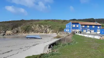 Planeadora varada en la playa de Nemiña, en Muxía (A Coruña)