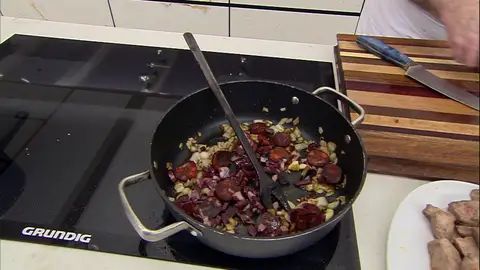 Corta el jamón en dados y agrégalo Corta el jamón en dados y agrégalo