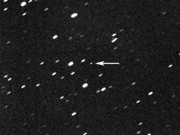 El asteroide DZ2 señalado con una flecha
