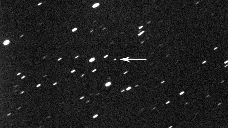 El asteroide DZ2 señalado con una flecha El asteroide DZ2 señalado con una flecha