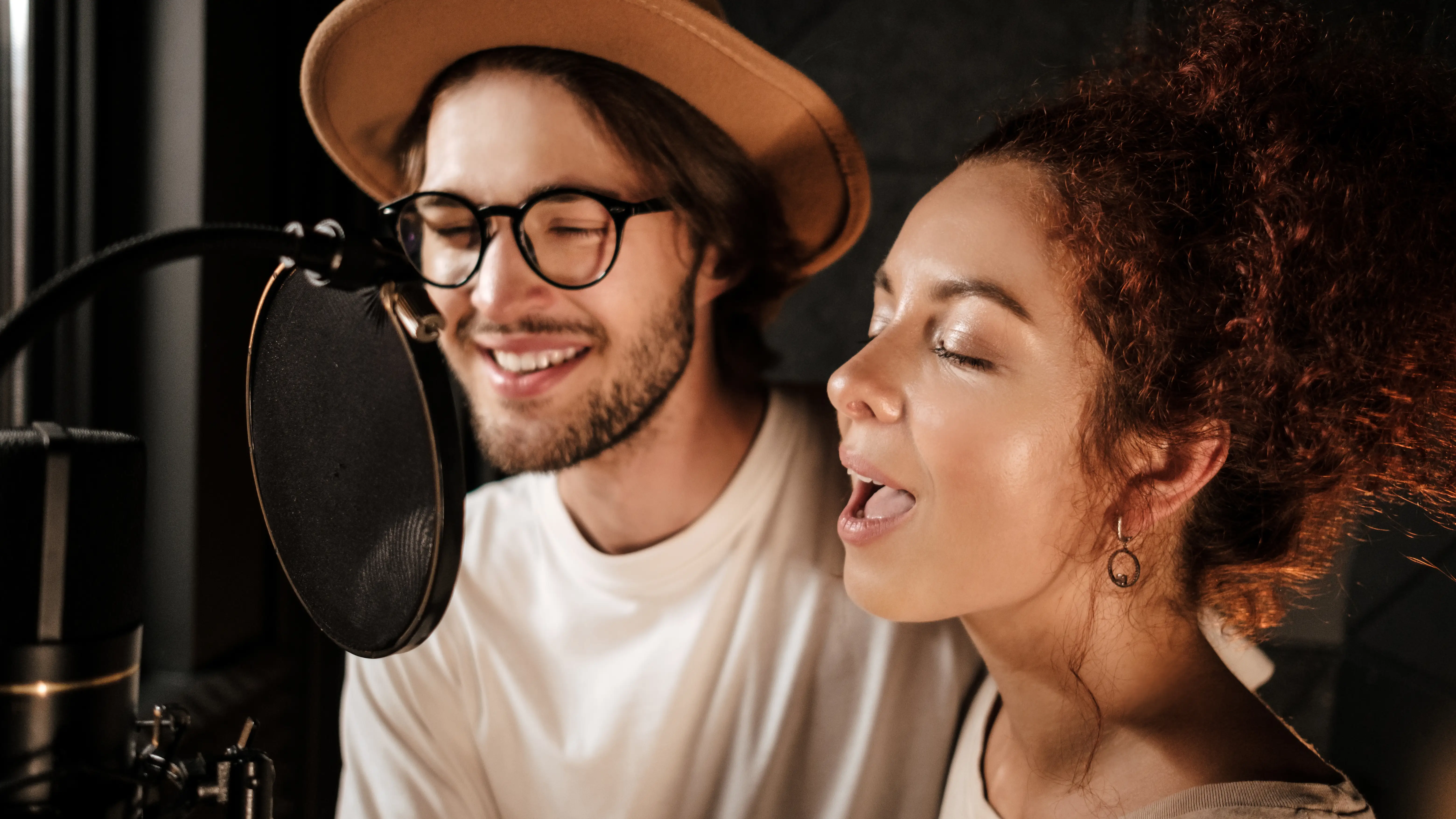 Dos jóvenes cantando Dos jóvenes cantando