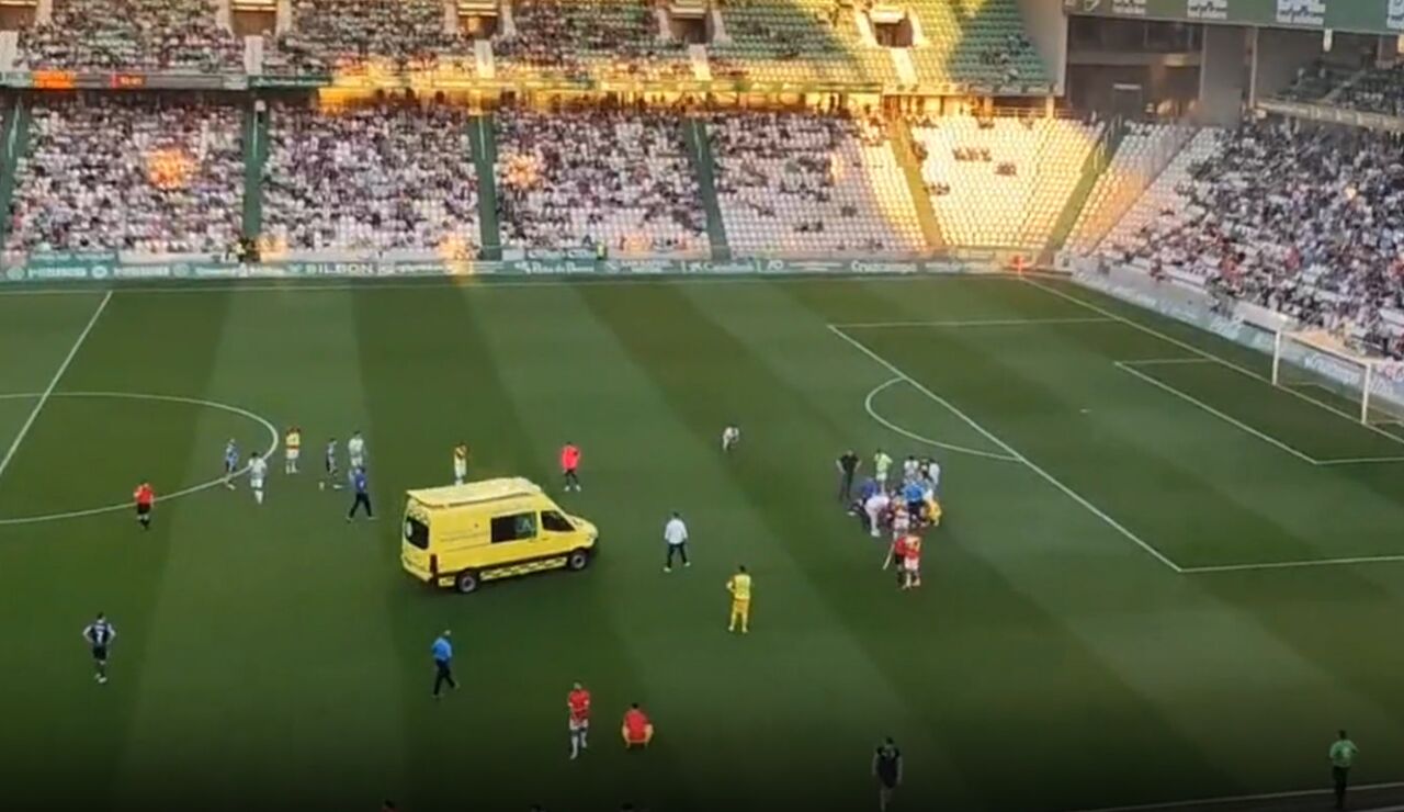 Evacuan en ambulancia a Dragiša Gudelj, hermano del jugador del Sevilla, tras desplomarse en un partido