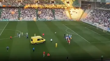 Evacuan en ambulancia a Dragiša Gudelj, hermano del jugador del Sevilla, tras desplomarse en un partido Evacuan en ambulancia a Dragiša Gudelj, hermano del jugador del Sevilla, tras desplomarse en un partido