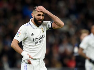 Benzema se lamenta tras una ocasión fallida ante la Real Sociedad en el Bernabéu (0-0)