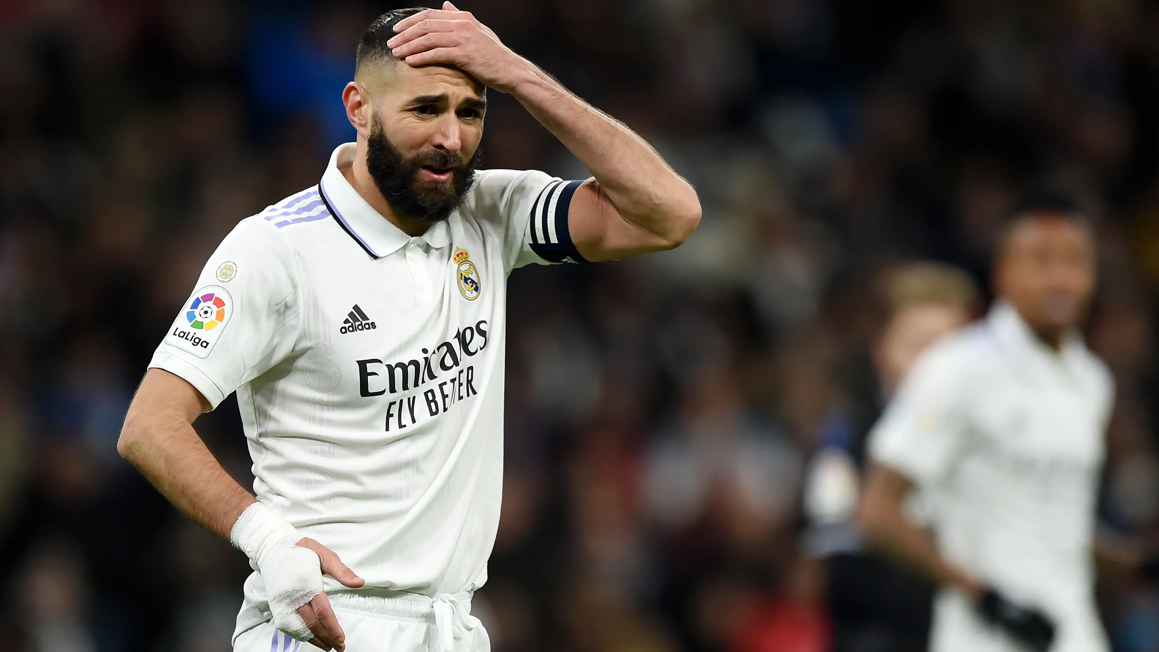 Benzema se lamenta tras una ocasi&oacute;n fallida ante la Real Sociedad en el Bernab&eacute;u (0-0)
