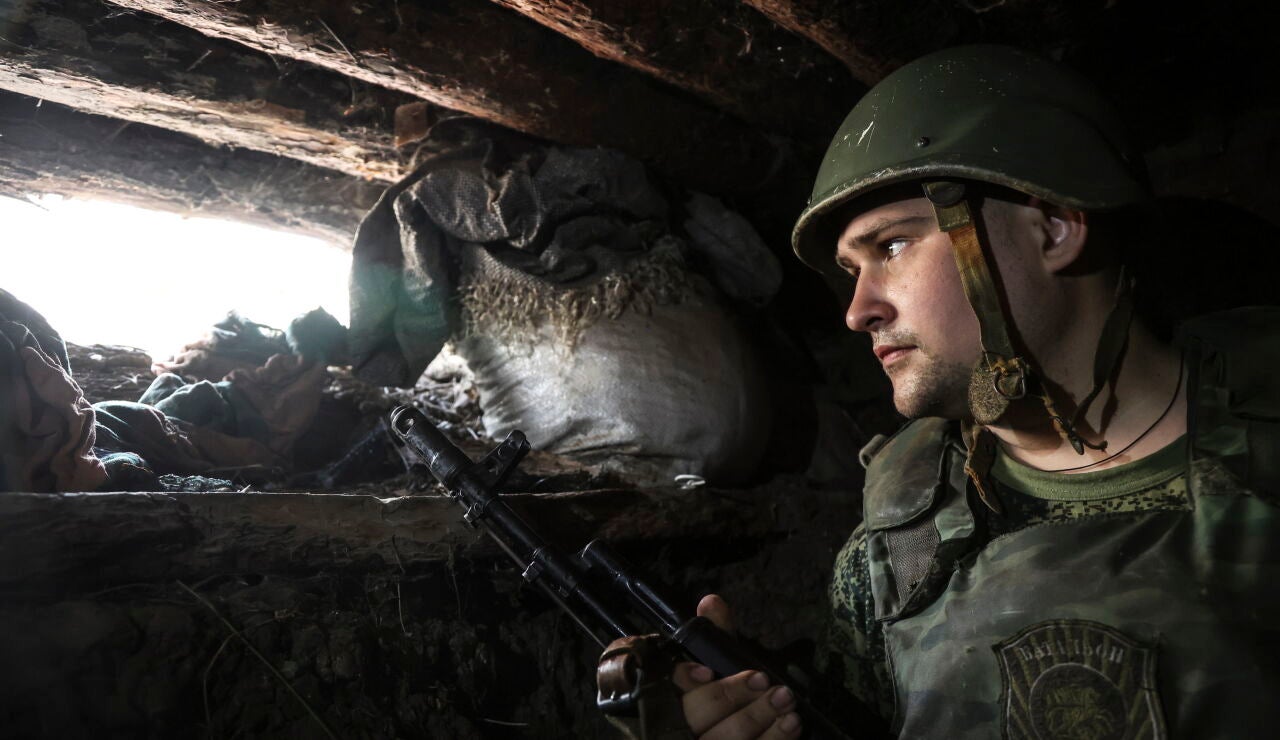 Miliciano de la autoproclamada República Popular de Donetsk (RPD) supervisa una sección de la carretera cerca de Avdiivka, región de Donetsk, este de Ucrania, el 20 de julio de 2022.