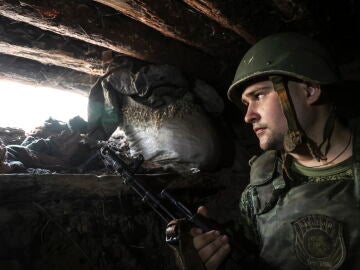 Miliciano de la autoproclamada República Popular de Donetsk (RPD) supervisa una sección de la carretera cerca de Avdiivka, región de Donetsk, este de Ucrania, el 20 de julio de 2022.