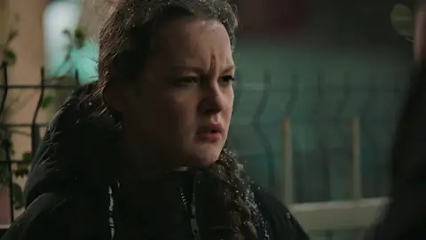 Fatih cae en la trampa de Tuğçe y... ¡es detenido por apuñalar a Eren! Fatih cae en la trampa de Tuğçe y... ¡es detenido por apuñalar a Eren!