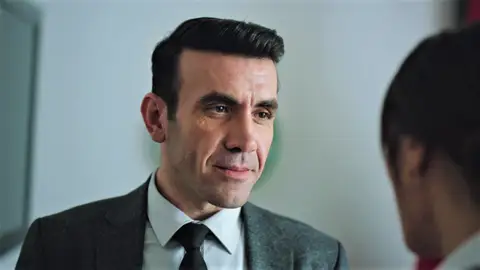 ¿Pars enamorado?: El fiscal, cada vez más cerca de Derya Íhdal ¿Pars enamorado?: El fiscal, cada vez más cerca de Derya Íhdal